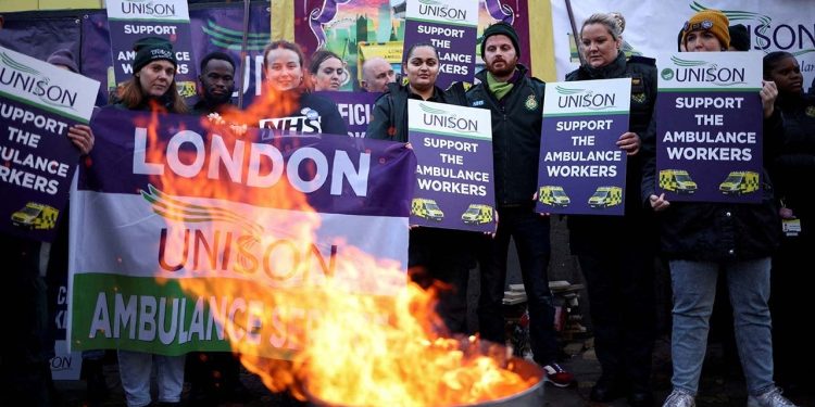 İngiltere ve Galler'de 20 bin sağlık çalışanı greve gitti