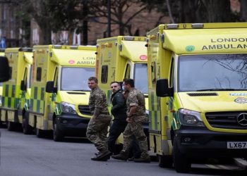 İngiltere'de grev dalgası sürüyor:  10 bin ambulans personeli greve gidecek