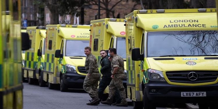 İngiltere'de grev dalgası sürüyor: 10 bin ambulans personeli greve gidecek