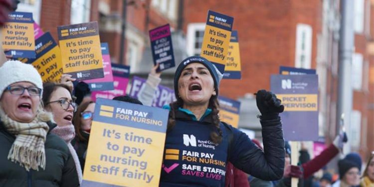 İngiltere’de hemşireler önümüzdeki ay daha büyük bir grev planlıyor
