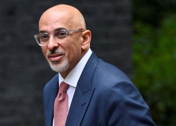 İngiltere'de vergi ödemeyen eski maliye bakanı görevden alındı