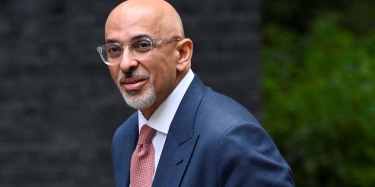 İngiltere'de vergi ödemeyen eski maliye bakanı görevden alındı