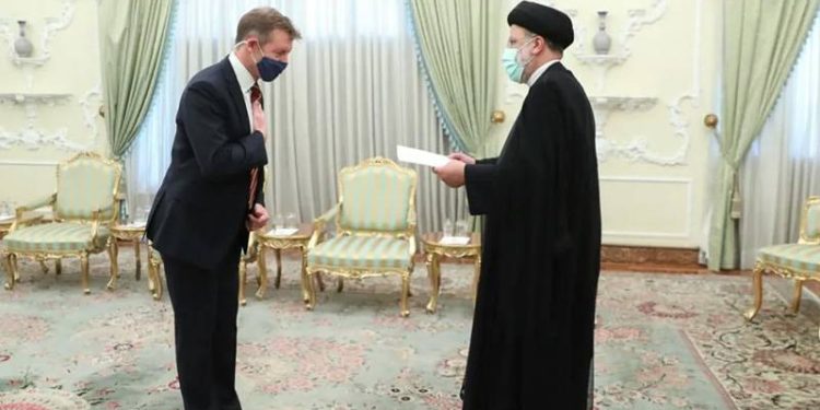 İran, İngiltere Büyükelçisini Dışişleri Bakanlığına çağırdı