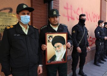 İran'da üç kişiye daha idam cezası verildi