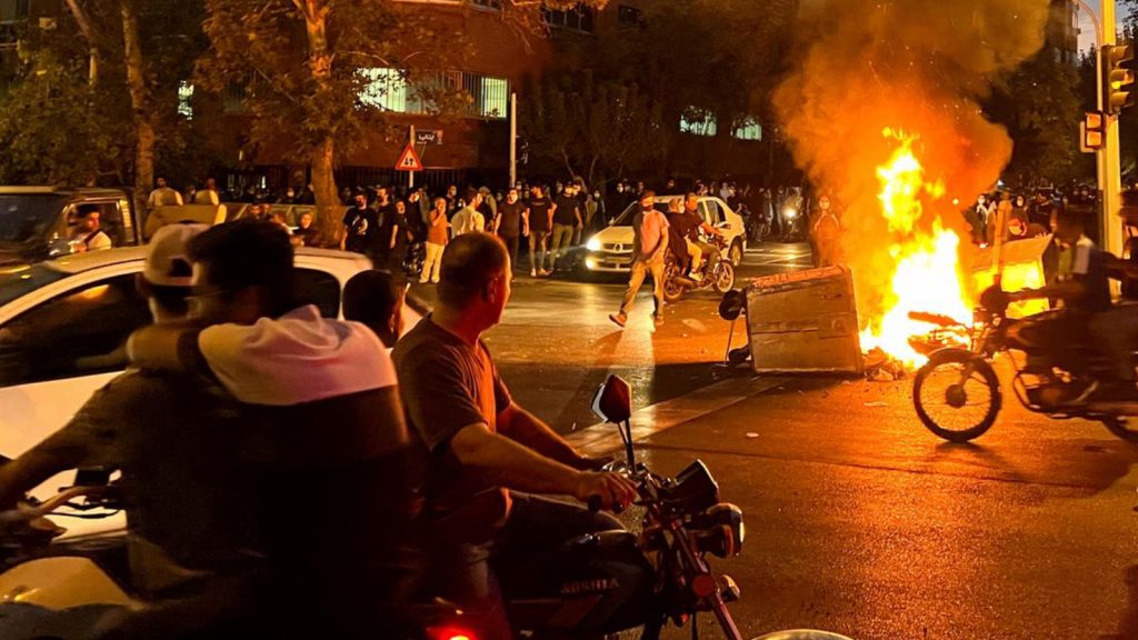 İran'daki protestolarda en az 522 ölü