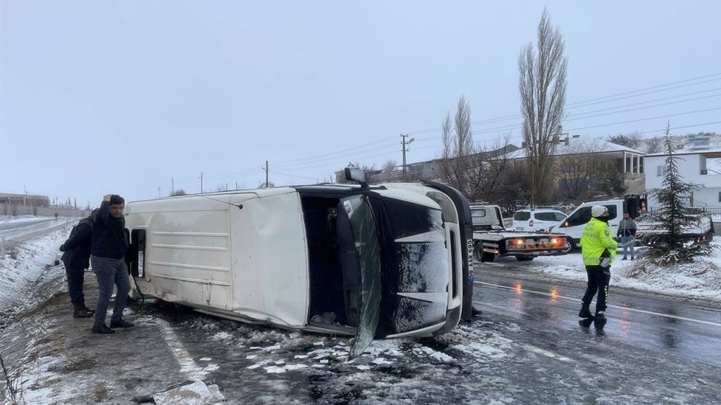 İşçileri taşıyan minibüs devrildi: Bir ölü, 12 yaralı