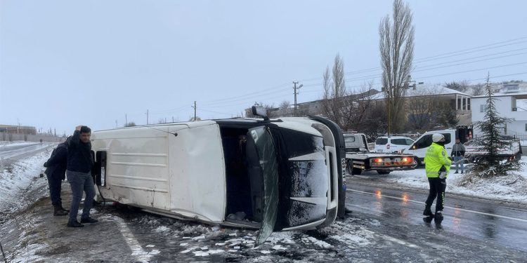 İşçileri taşıyan minibüs devrildi: Bir ölü, 12 yaralı