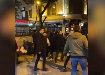 İslamcı gruplar İsveç Konsolosluğuna girmeye çalıştı, bayrak yaktı