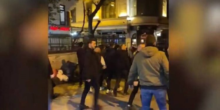 İslamcı gruplar İsveç Konsolosluğuna girmeye çalıştı, bayrak yaktı
