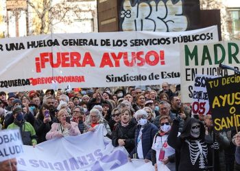 İspanya'da on binlerce sağlık çalışanı 'kamusal sağlık' talebiyle eylem yaptı