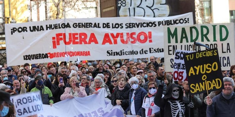 İspanya'da on binlerce sağlık çalışanı 'kamusal sağlık' talebiyle eylem yaptı