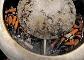 Avrupa Birliği'nde (AB) geçen yıl yürürlüğe giren yeni çevre düzenlemesi çerçevesinde İspanya'da tütün firmaları, sokak ve plajlardaki sigara izmaritlerini temizlemekle yükümlü kılındı.