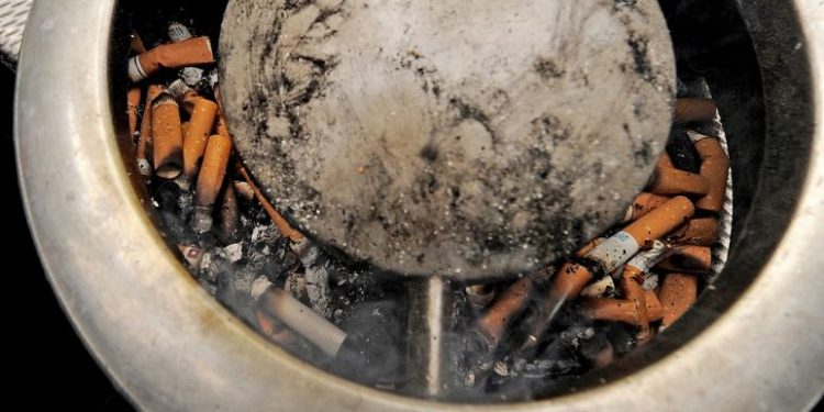 Avrupa Birliği'nde (AB) geçen yıl yürürlüğe giren yeni çevre düzenlemesi çerçevesinde İspanya'da tütün firmaları, sokak ve plajlardaki sigara izmaritlerini temizlemekle yükümlü kılındı.