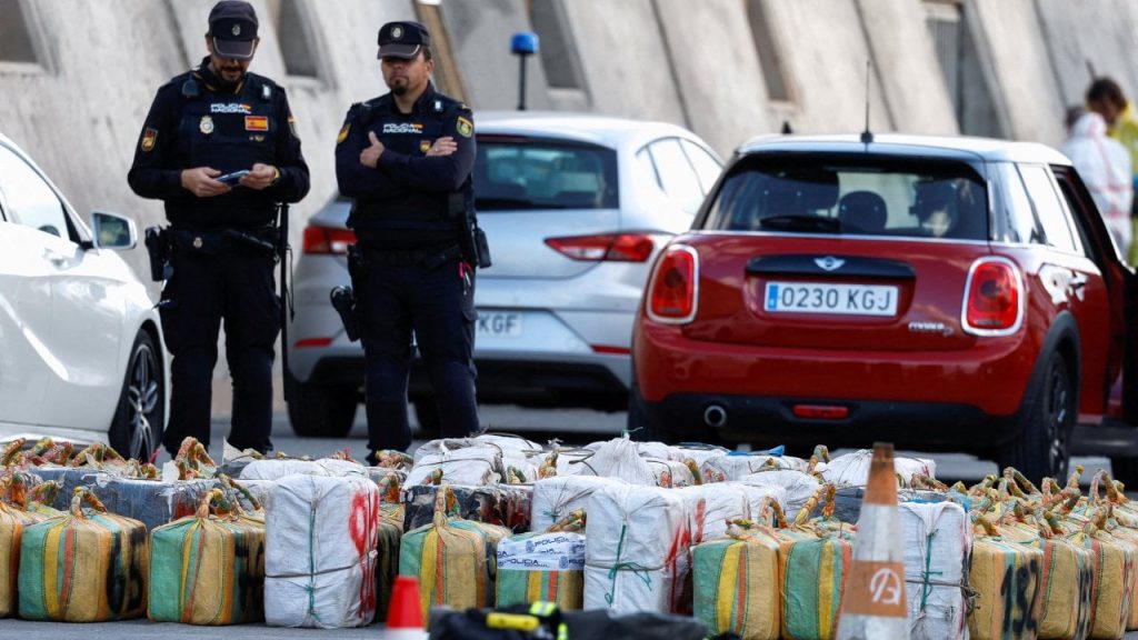 İspanyol polisi büyükbaş hayvan taşıyan gemide dört buçuk ton kokain yakaladı