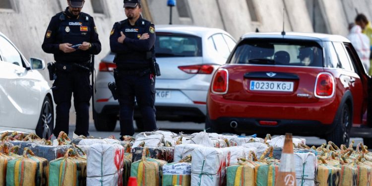 İspanyol polisi büyükbaş hayvan taşıyan gemide dört buçuk ton kokain yakaladı