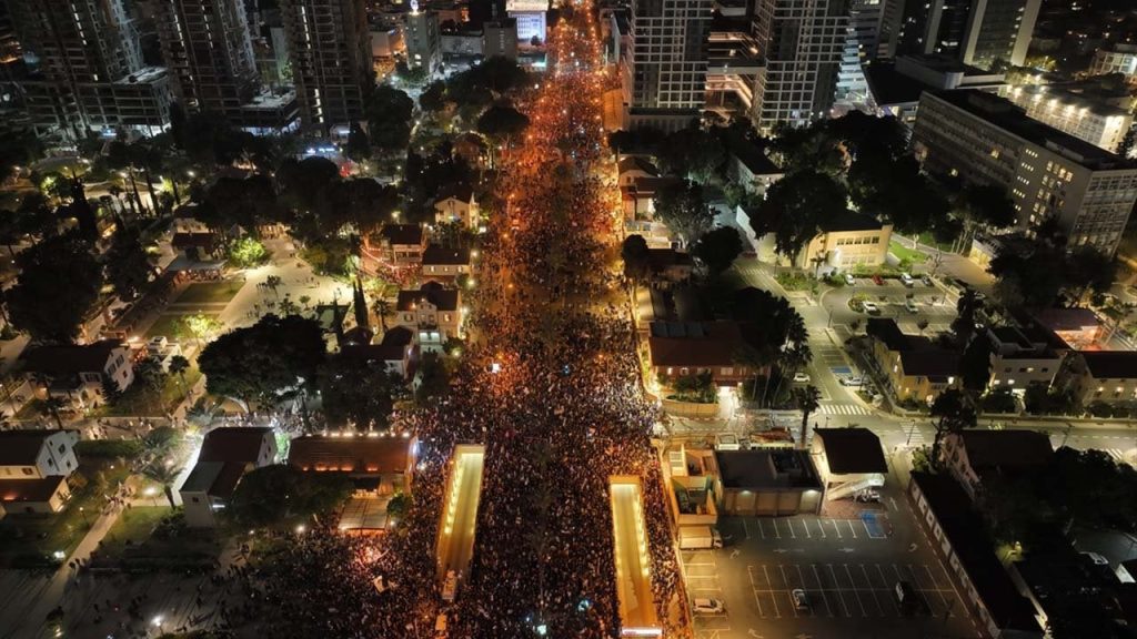 İsrail'de on binler hükümetin yargı düzenlemesini protesto etti