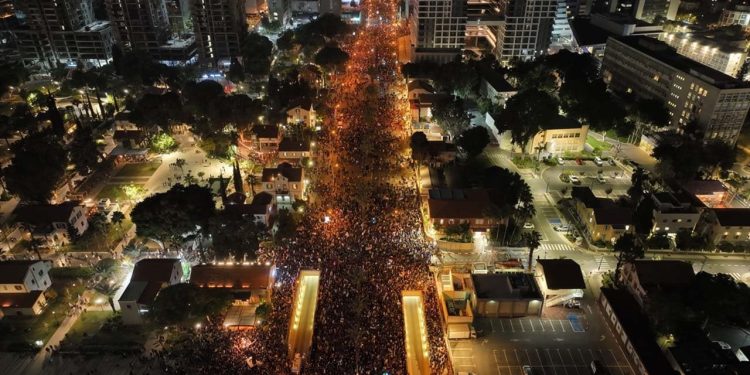 İsrail'de on binler hükümetin yargı düzenlemesini protesto etti