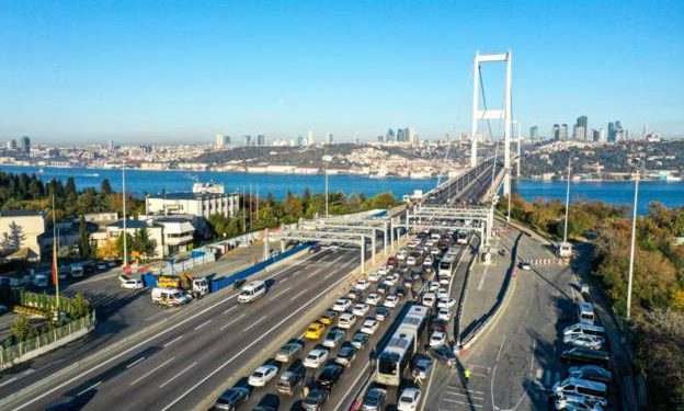 Trafik verilerini analiz eden ABD merkezli Inrix'in 2022 yılı raporuna göre İstanbul dünya genelinde trafiğin en sıkışık olduğu 16'ıncı kent oldu. İstanbul'da trafik sıkışıklığı nedeniyle kaybedilen ortalama süre 2022'de pandemi öncesi döneme (2019) göre yüzde 42 azaldı.