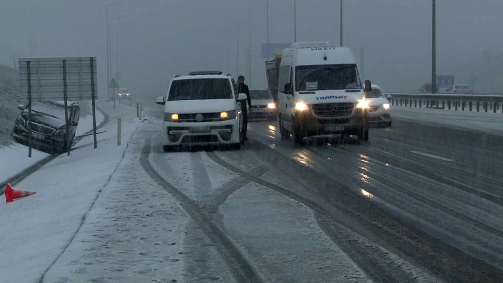 İstanbul Havalimanı yolunda yoğun kar yağışı nedeniyle yol iki şeride düşürüldü