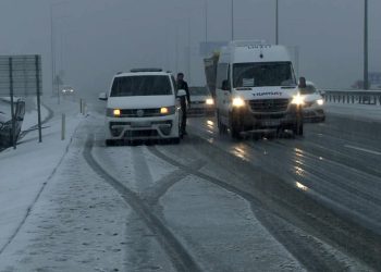 İstanbul Havalimanı yolunda yoğun kar yağışı nedeniyle yol iki şeride düşürüldü