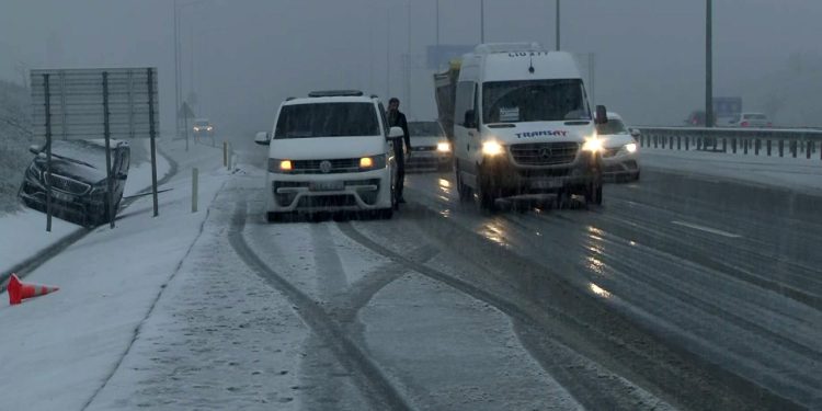 İstanbul Havalimanı yolunda yoğun kar yağışı nedeniyle yol iki şeride düşürüldü
