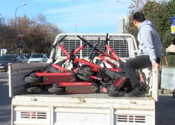 İstanbul Büyükşehir Belediyesi Ulaşım Koordinasyon Merkezi (UKOME) toplantısında, 3 firmaya ait e-scooter izinlerinin iptal edilmesi teklifi oy birliğiyle kabul edildi. Bu kapsamda, toplam 8 bin 234 scooterı bulunan 3 firma kendi isteğiyle piyasadan çekilmiş oldu.