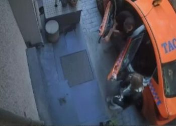 İstanbul’da taksici unuttuğu telefonu için turistten 100 dolar istedi