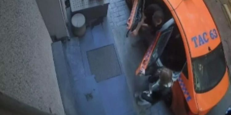 İstanbul’da taksici unuttuğu telefonu için turistten 100 dolar istedi
