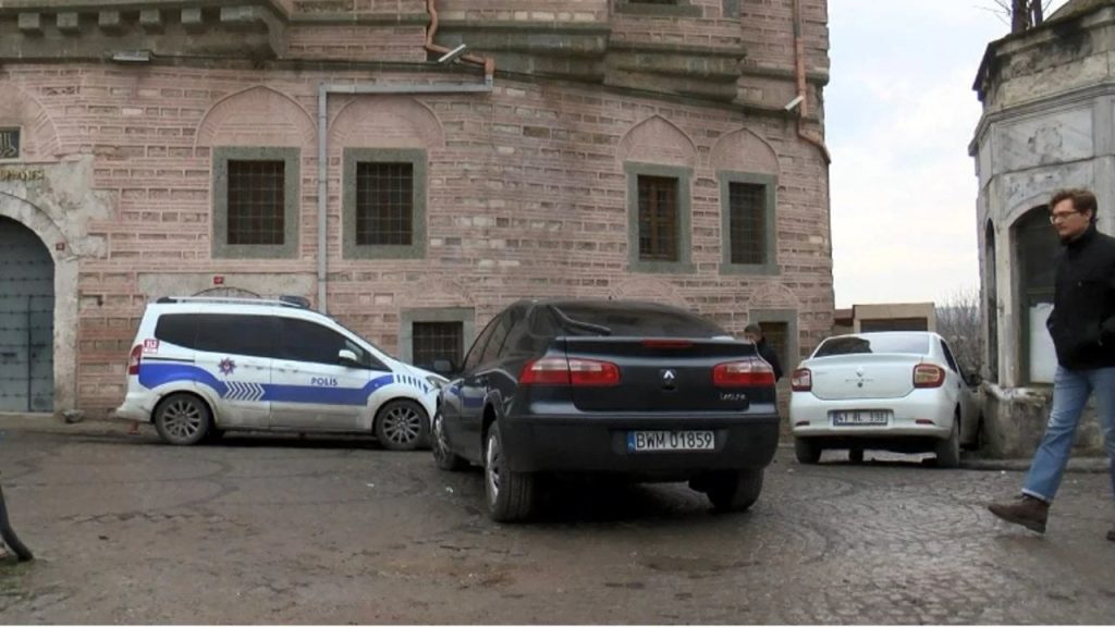 İstanbul'da uzun namlulu silahlarla milyonluk gasp: Polonya plakalı araçtan indiler