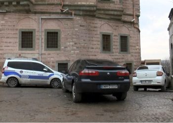İstanbul'da uzun namlulu silahlarla milyonluk gasp: Polonya plakalı araçtan indiler