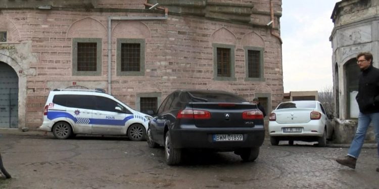 İstanbul'da uzun namlulu silahlarla milyonluk gasp: Polonya plakalı araçtan indiler