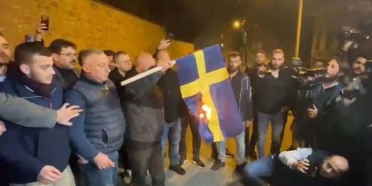 İsveç, Türkiye'deki vatandaşlarını uyardı: 'Kalabalık yerlerden uzak durun'