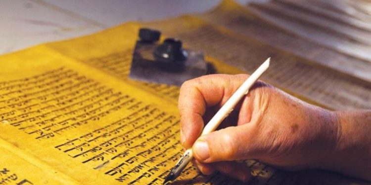 İsveç'te Tevrat yakmak isteyen Mısırlı protestocuyu Müslümanlar vazgeçirdi