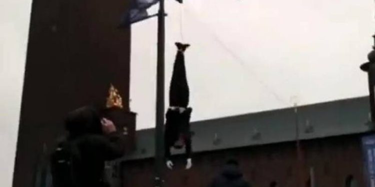 Savcı Lucas Eriksson, İsveç’in Başkenti Stockholm’de PKK destekçileri olduğu iddia edilen kişilerin AKP Genel Başkanı ve Cumhurbaşkanı Tayyip Erdoğan aleyhine yaptıkları kuklalı eyleme ilişkin soruşturma başlatmayacağını ifade etti.