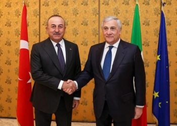 İtalya’da geçen Ekim ayında iktidara gelen sağ koalisyon hükümeti, ülkeye deniz yoluyla ulaşan göçmen teknelerini durdurma vaadini gerçekleştirebilmek için aralarında Türkiye’nin de yer aldığı ülkelerle ikili görüşme ve anlaşmalar yapma kararı aldı.