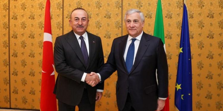 İtalya’da geçen Ekim ayında iktidara gelen sağ koalisyon hükümeti, ülkeye deniz yoluyla ulaşan göçmen teknelerini durdurma vaadini gerçekleştirebilmek için aralarında Türkiye’nin de yer aldığı ülkelerle ikili görüşme ve anlaşmalar yapma kararı aldı.