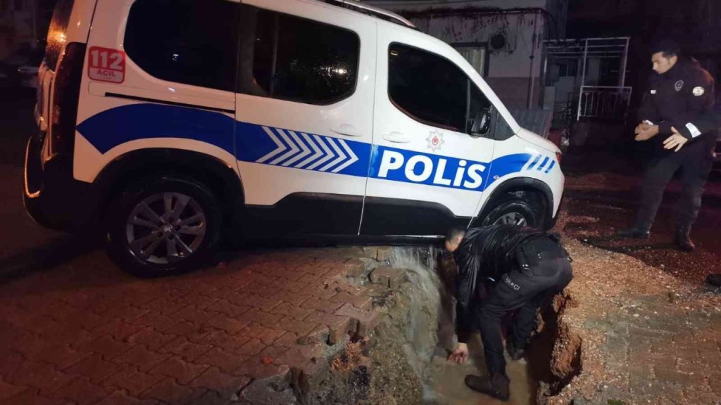 İzmir’i sağanak vurdu! Polis aracı çöken yolun içine düştü