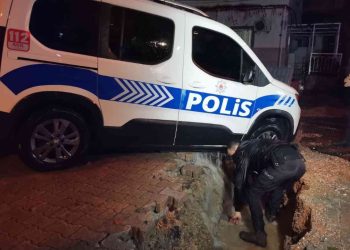 İzmir’i sağanak vurdu! Polis aracı çöken yolun içine düştü