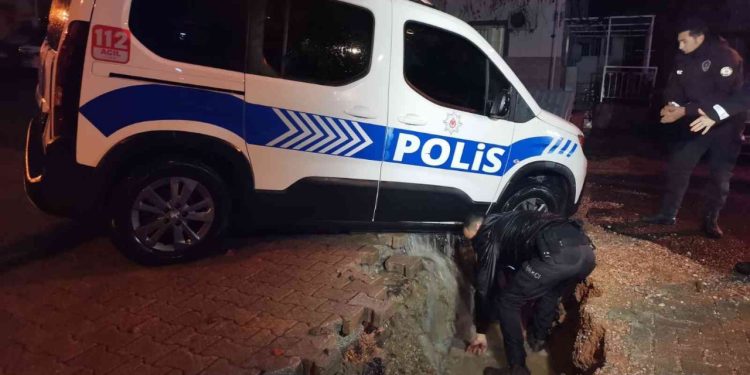 İzmir’i sağanak vurdu! Polis aracı çöken yolun içine düştü