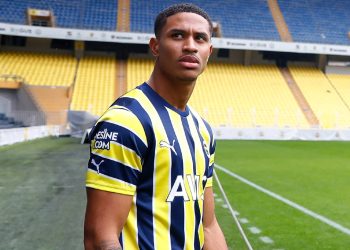 Jayden Oosterwolde, Fenerbahçe'ye imzayı attı