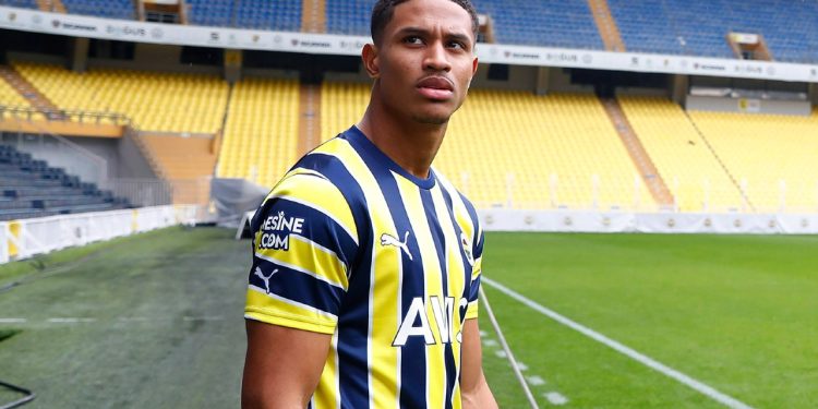 Jayden Oosterwolde, Fenerbahçe'ye imzayı attı