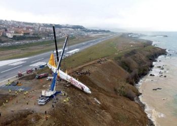 Kabin görevlileri 'Uçak patlayacak, atın aşağıya kendinizi' dedi