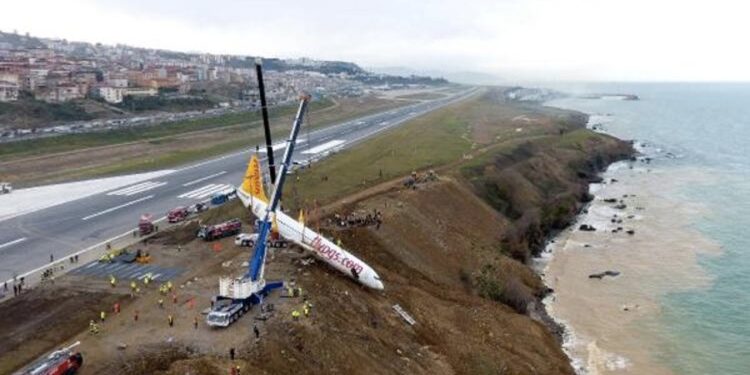 Kabin görevlileri 'Uçak patlayacak, atın aşağıya kendinizi' dedi
