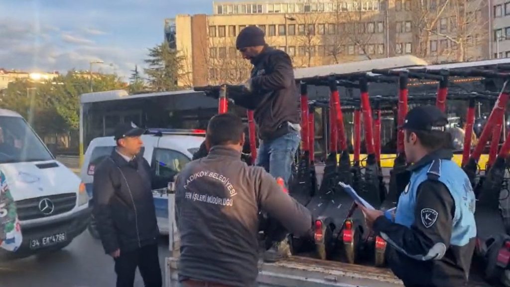 Kadıköy Belediyesi kaldırımlardaki skuterleri toplamaya başladı