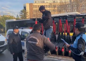 Kadıköy Belediyesi kaldırımlardaki skuterleri toplamaya başladı