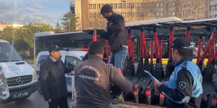 Kadıköy Belediyesi kaldırımlardaki skuterleri toplamaya başladı