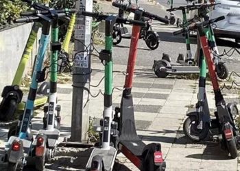 Kadıköy'de kaldırım 'özgürlüğü': Skuter, kurye motor, dükkan önü eşyalar kaldırılıyor