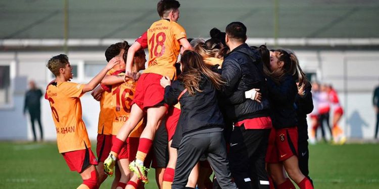 Kadınlar Süper Ligi'nde Galatasaray, evinde Fenerbahçe'yi 2-0 mağlup etti