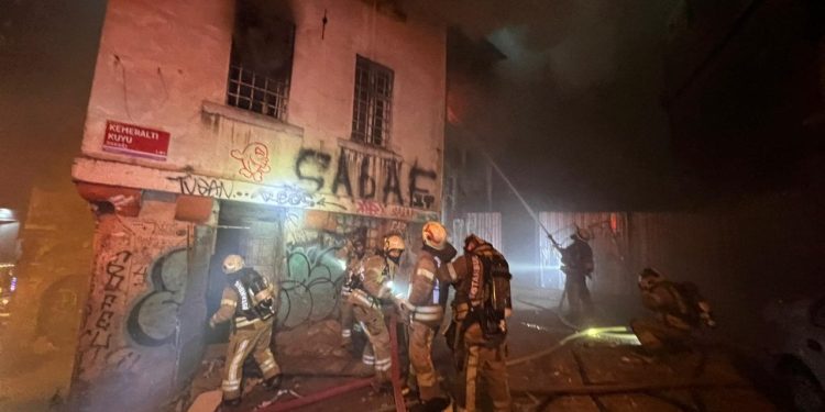 Karaköy'deki Surp Pırgiç Ermeni kilisesinde yangın