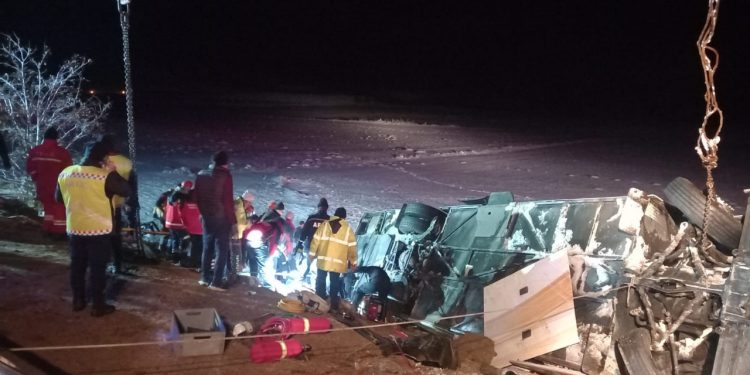 Kayseri'de yolcu otobüsü devrildi: 4 ölü, 24 yaralı